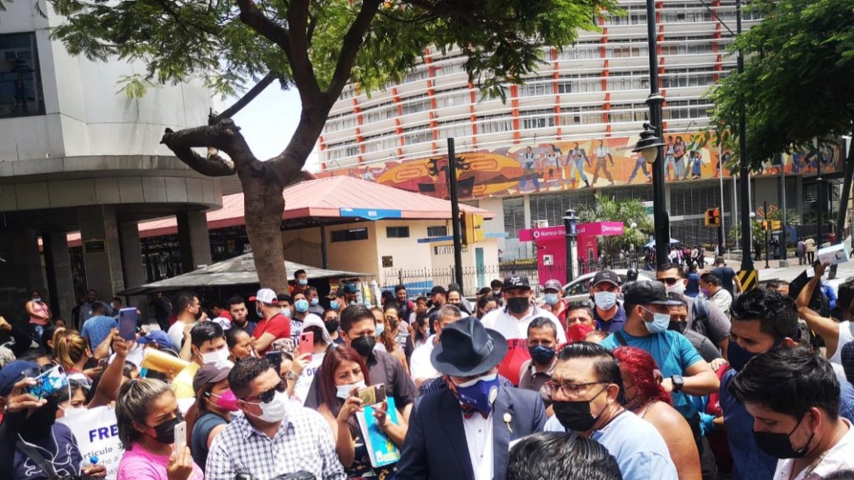 El concejal Héctor Vanegas ha debido atender en la calle a algunos ciudadanos.