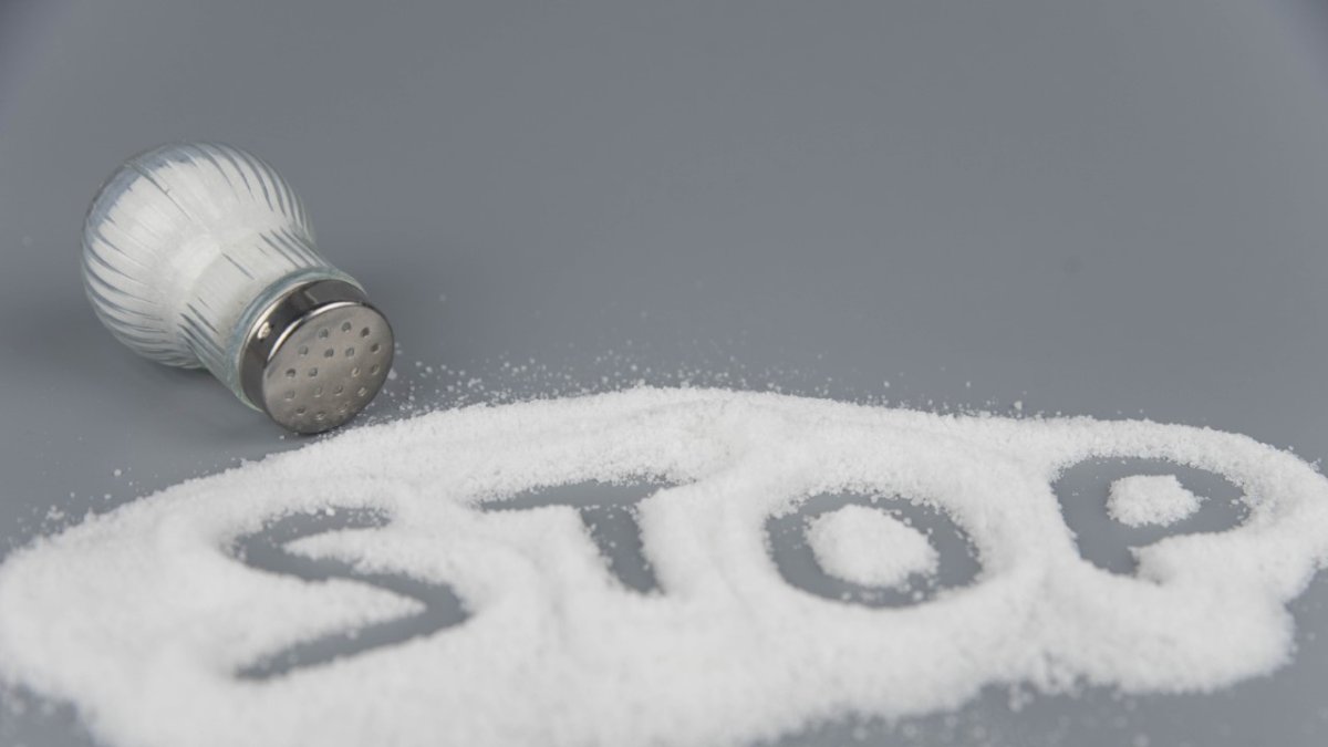 Se la emplea innecesariamente en ensaladas,papas fritas, frutas y otros alimentos