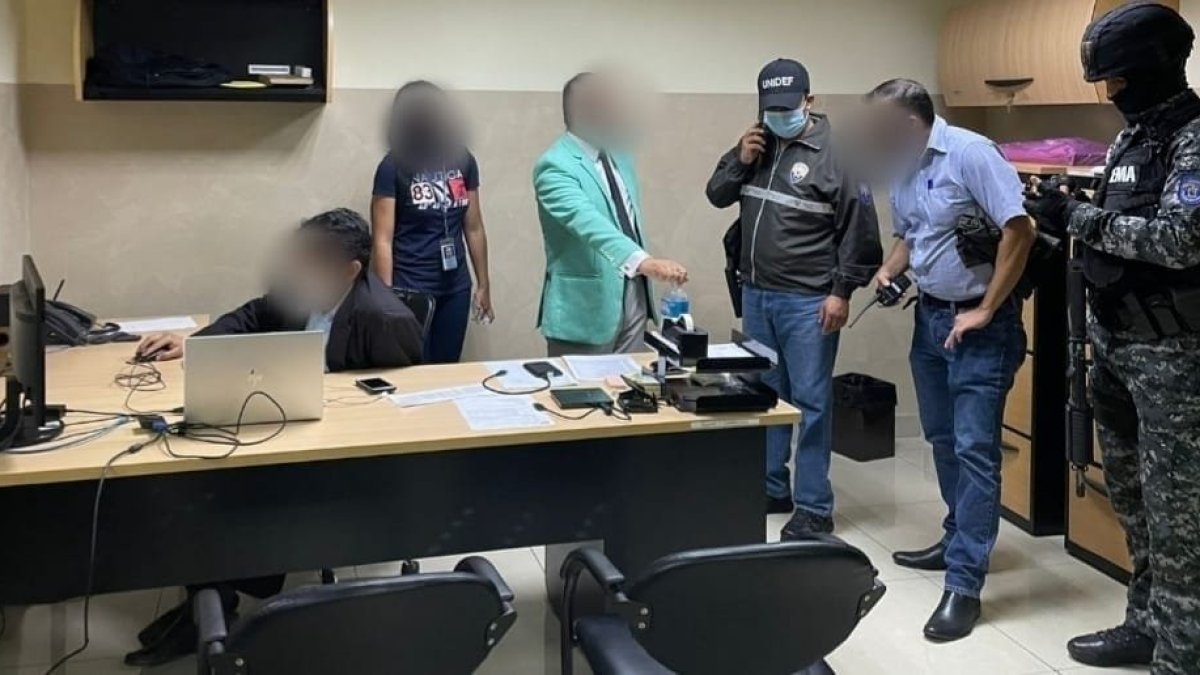 Guayas. La Policía se incautó de documentos y dispositivos electrónicos en el allanamiento.