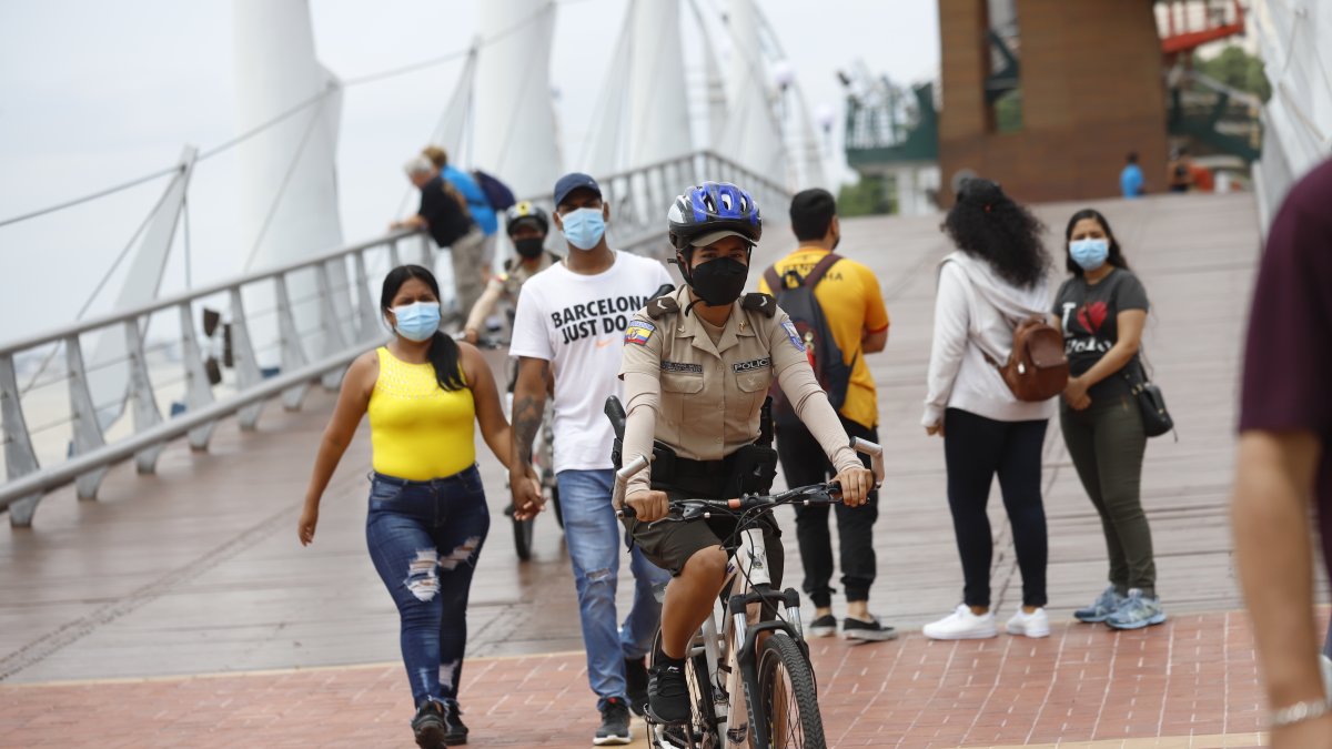 Sesenta y cinco de los 88 agentes que son parte de la Policía Turística de Guayaquil son mujeres, quienes en bicicleta rondan los sitios emblemáticos y más visitados.