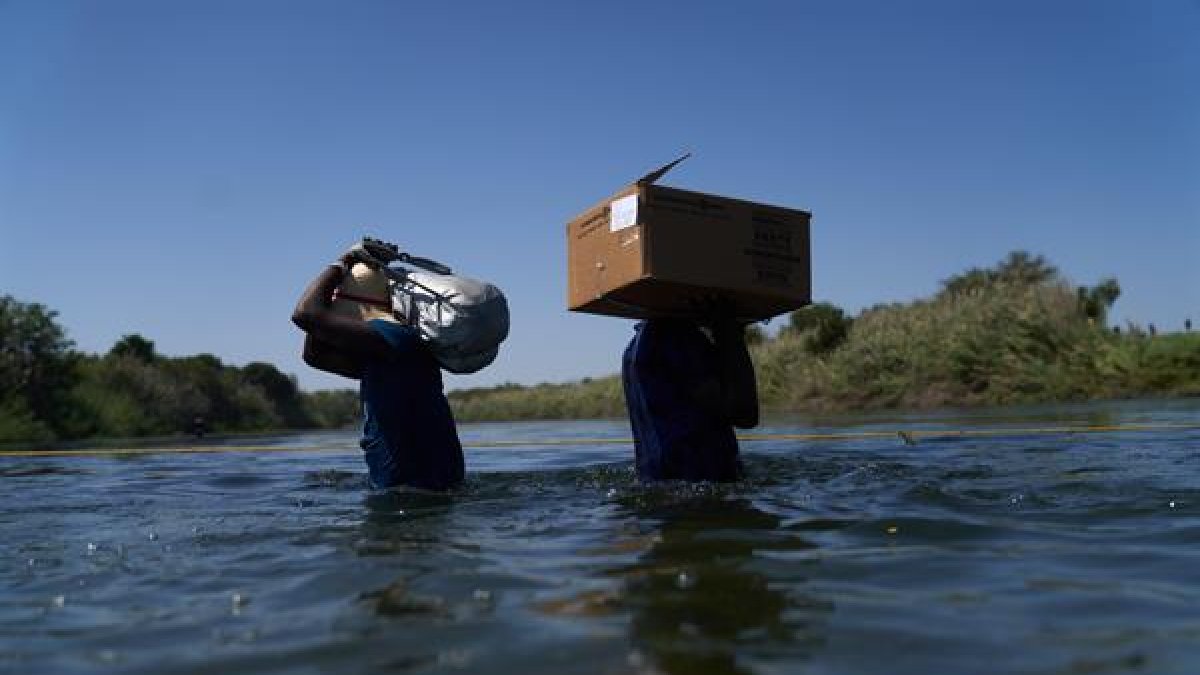 Miles de migrantes haitianos cruzan ilegalmente la frontera entre Estados Unidos y México.