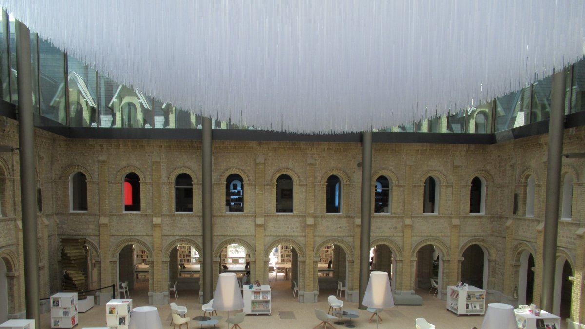 Vista interior del monasterio franciscano de Deauville, transformado en un centro artístico.