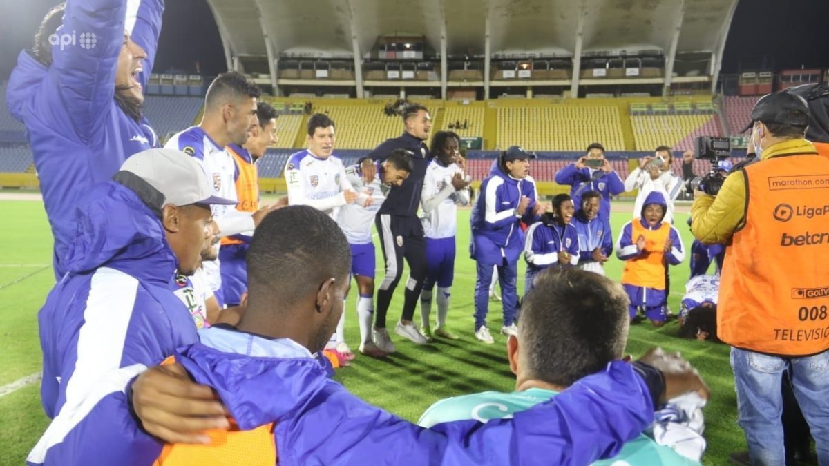 Los jugadores del Cumbayá festejan por el ascenso a la serie A de LigaPro.