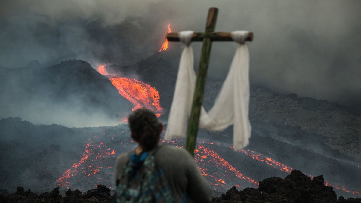 Una persona observa un río de lava del volcán Pacaya en San Vicente Pacaya (Guatemala).