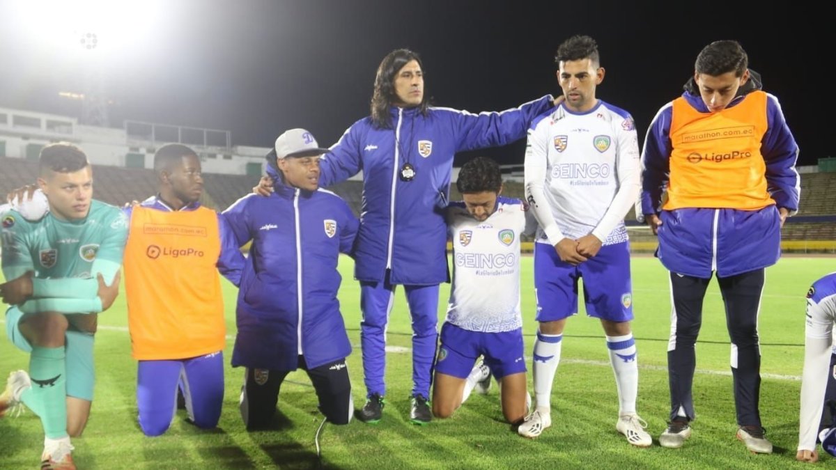 Jugadores como Fernando Hidalgo (de rodillas) y Luis Miguel Escalada fueron parte del equipo en esta temporada.