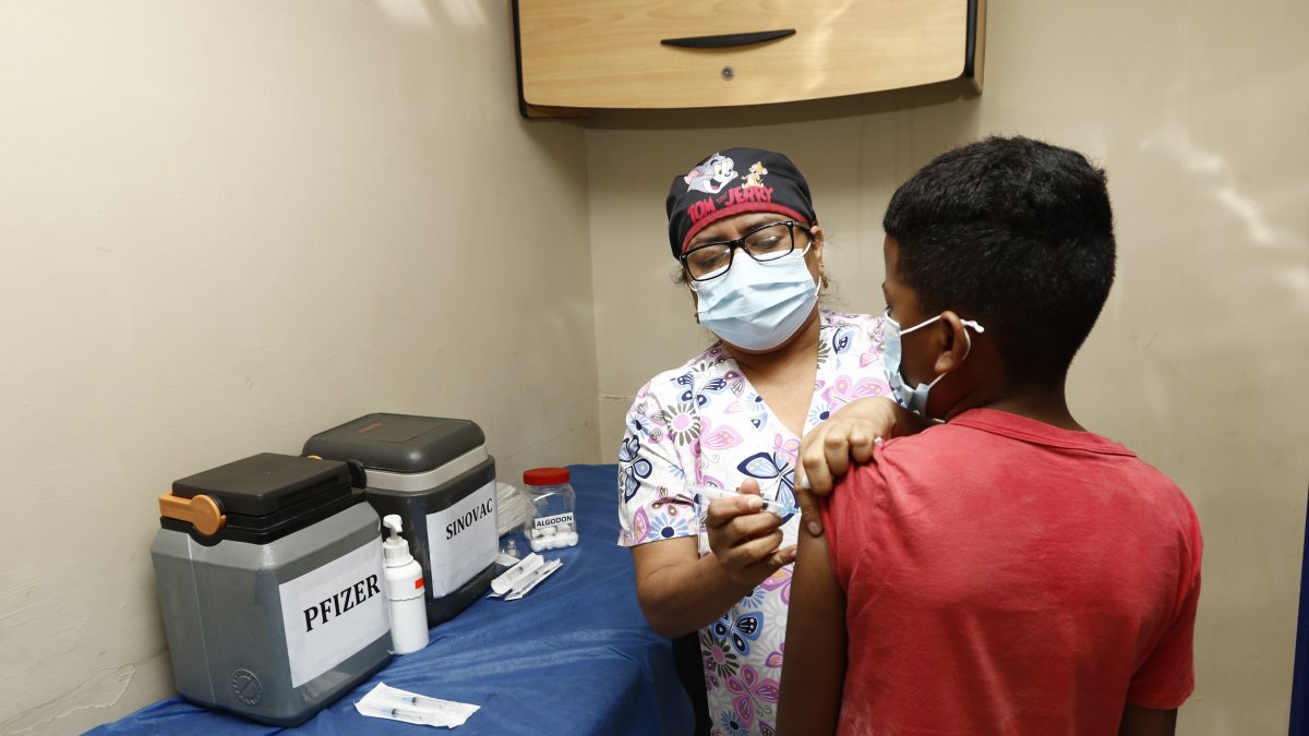 EN EL CENTRO DE SALUD DE LAS CALLES PANCHO SEGURA Y QUITO, DE GUAYAQUIL, SE APLICA LA VACUNACION A  ADOLESCENTES DE 12 A 15 AÑOS