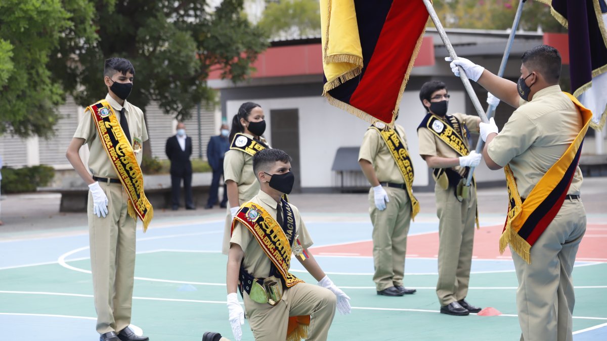 En el colegio Vicente Rocafuerte de Guayaquil se desarrolló la ceremonia de juramento a la bandera con la presencia de los abanderados y escoltas.
