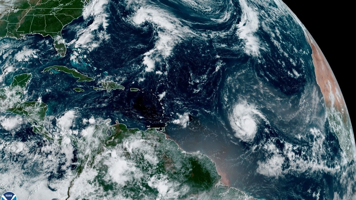Imagen cedida hoy por la Oficina Nacional de Administración Oceánica y Atmosférica (NOAA) de Estados Unidos .