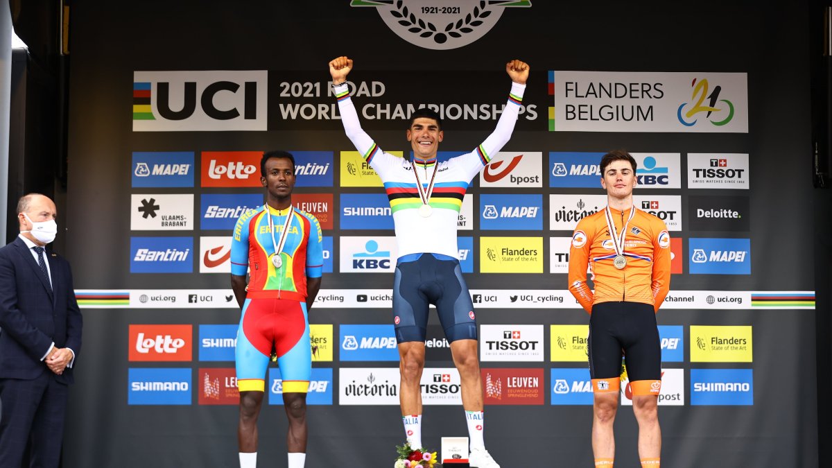 El ciclista italiano Filippo Baroncini (c) se coronó campeón mundial sub-23 en la prueba de ruta.