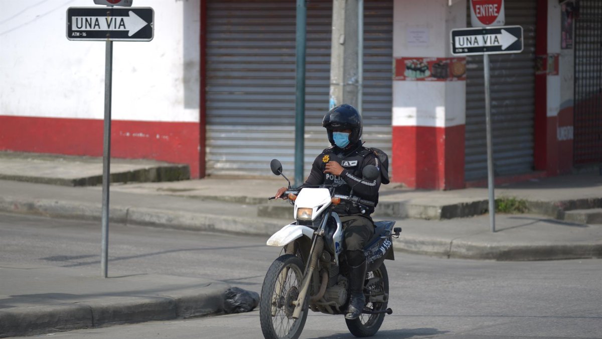 Un policía patrulla en su moto en las calles de Guayaquil (Ecuador). Fotografía de archivo.