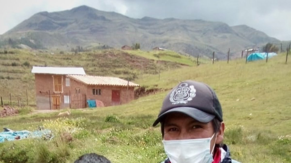 Los niños reciben los textos de los mensajeros que son personas entrenadas para ese oficio. / EFE