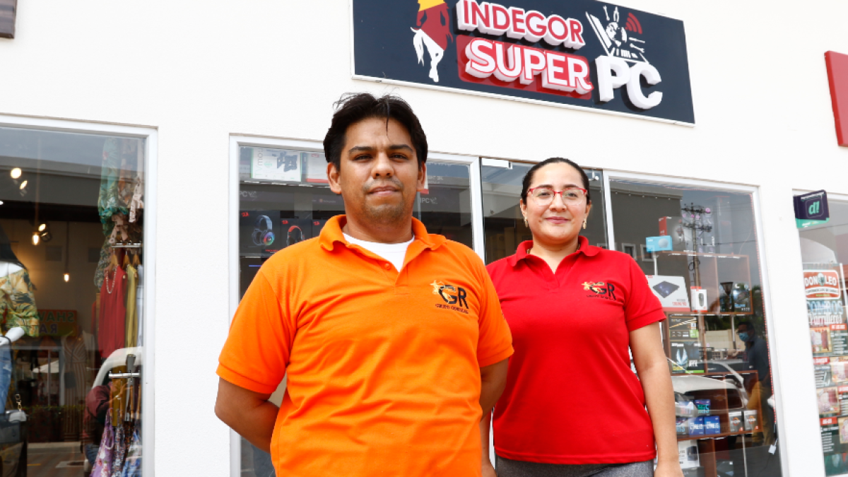 Los ingenieros Víctor González Rugel y Patricia Mosquera.