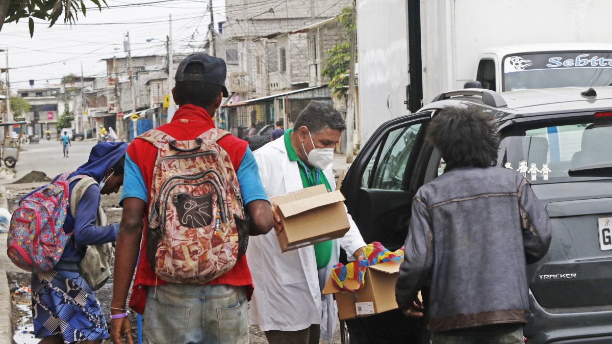 El médico les entrega fundas de leche, pan y medicinas para disminuir el daño que les provoca la droga.