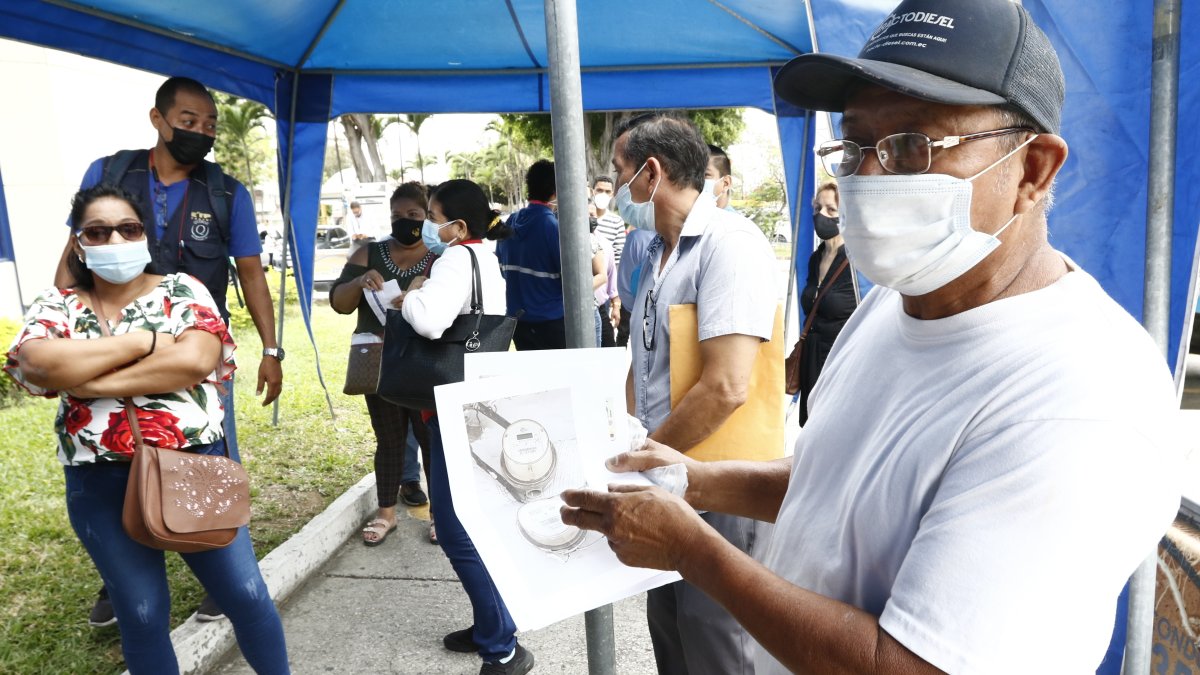 EN LOS EXTERIORES DEL CNEL DE LA GARZOTA SE ENCUENTRAN ESPERANDO DECENAS DE USUARIOS PARA SER ATENDIDOS EN LOS DIFERENTES RECLAMOS/JIMMY NEGRETE/GUAYAQUIL-ECUADOR