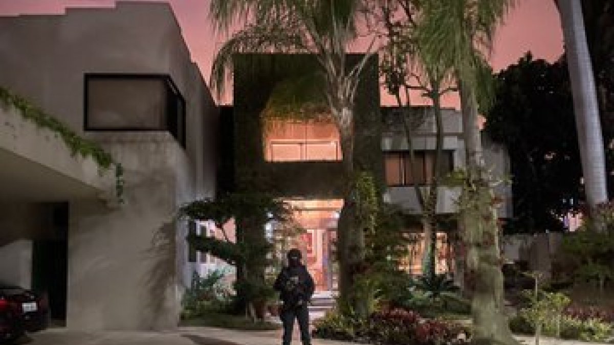 Operativo. Una gráfica de la casa allanada, ubicada en la urbanización Rinconada del Lago, en Samborondón.