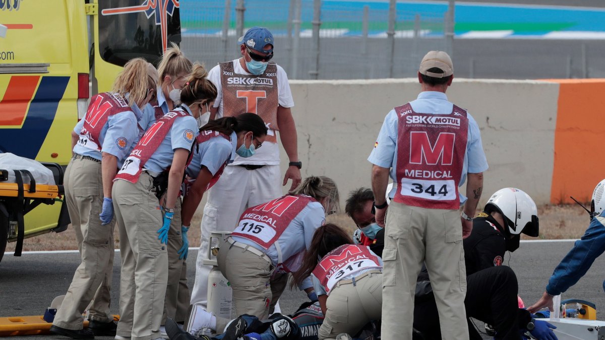 El equipo médico atiende al piloto de SuperSport300 Dean Berta Viñales (Viñales Racing Team) accidentado durante la primera carrera del Campeonato del Mundo que se celebra este fin de semana en el Circuito de Velocidad de Jerez-Ángel Nieto en Cádiz.