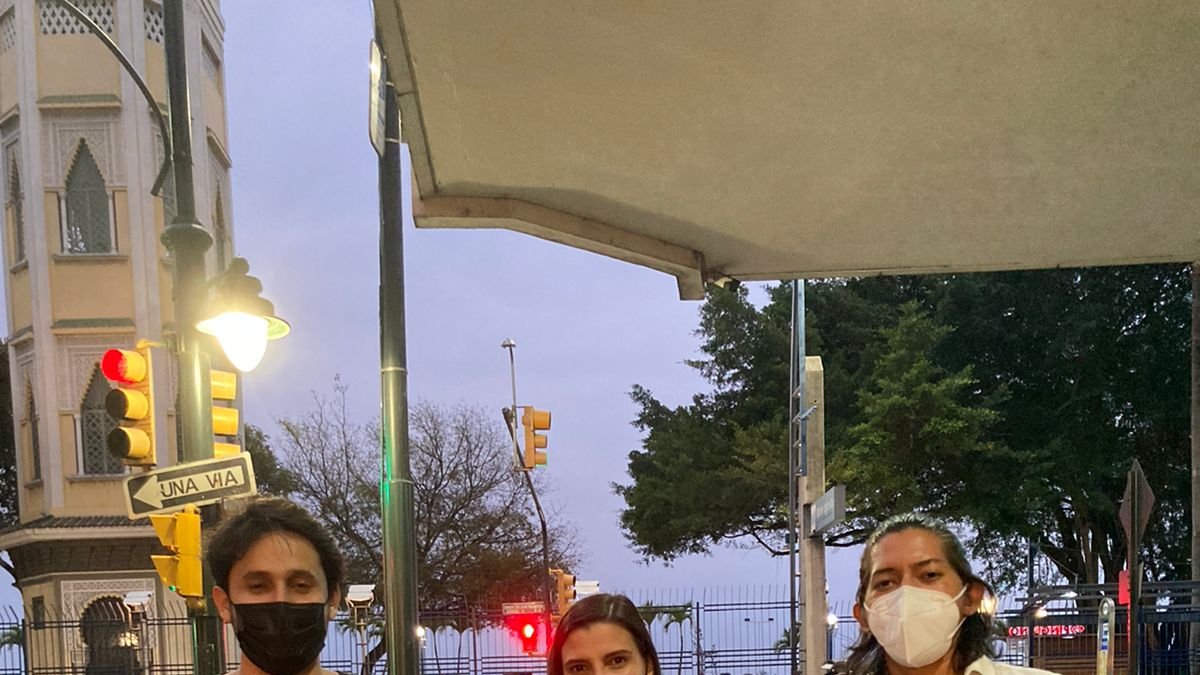 Acción. Activistas y ciudadanos durante el plantón, el viernes pasado.