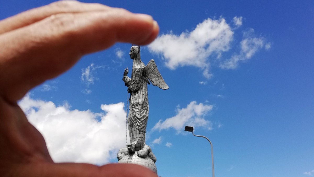 Imagen. La virgen de Quito, imagen creada en 1975 y basada en la escultura de la Virgen de Legarda, una de las más representativas de la época colonial. Se erige sobre la loma de El Panecillo.