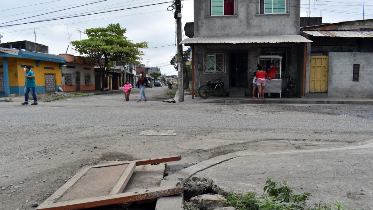 Maderos. Los moradores tratan de proteger los sumideros con maderas ante el robo de las tapas.