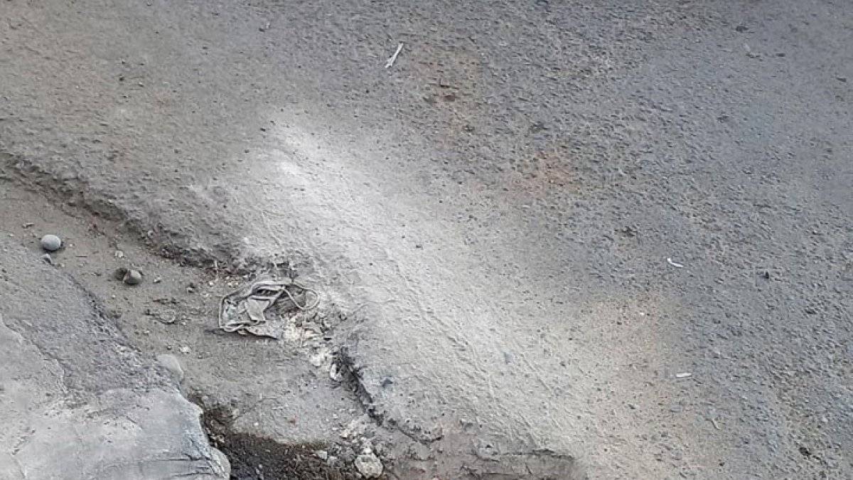 Ahora, las tapas son de concreto para evitar que se las roben, pero el problema es cuando los vehículos las aplastan.