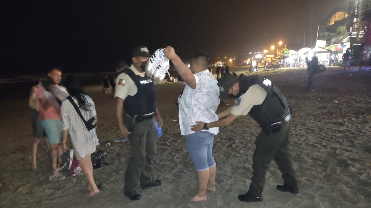 Policías requisan a los visitantes de Montañita, en la playa, para evitar el microtráfico.