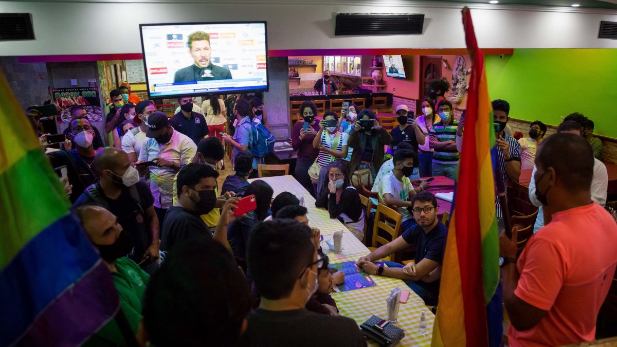 Dos jóvenes fueron expulsados de una pizzería por bailar agarrados.