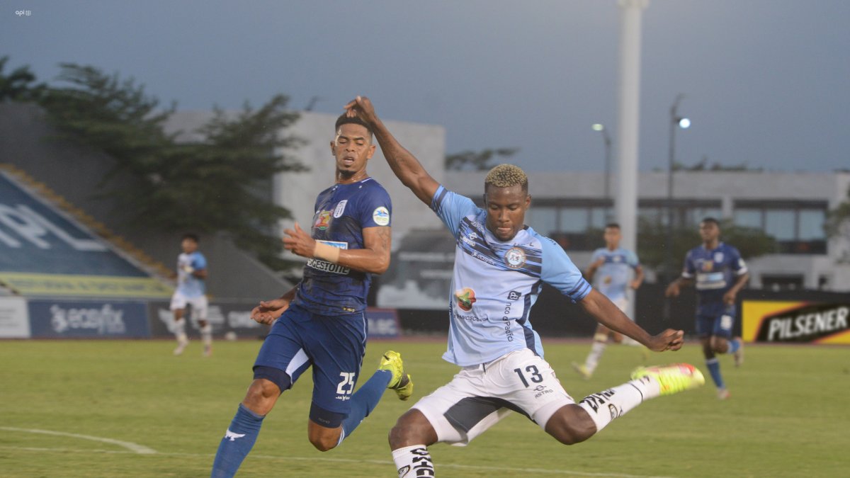 Marcos Caicedo (d) fue protagonista de la temporada en Guayaquil City, fue titular en 25 partidos.