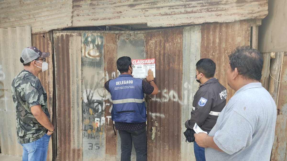 Momentos en que agentes de la Policía Judicial acompañan en la clausura de una recicladora en la ciudad.