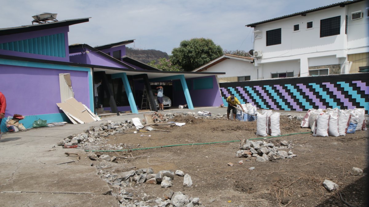 Arreglo. En esta vivienda se hacen arreglos para que funcione un nuevo local.