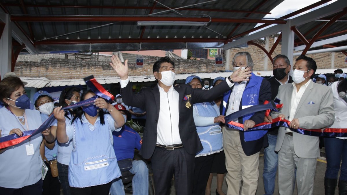 Presencia. Jorge Yunda inauguró el techado de nuevos puestos en el mercado de la plataforma 1 de Mayo.