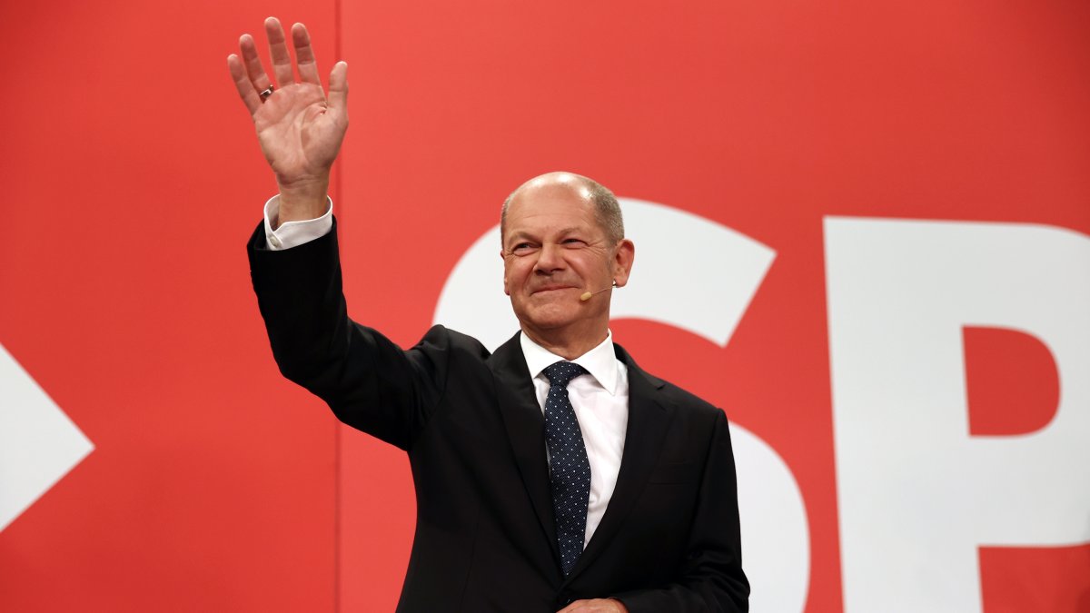 Olaf Scholz, candidato a canciller de los socialdemócratas alemanes (SPD), saluda a los partidarios en reacción a los resultados iniciales en la sede del SPD.