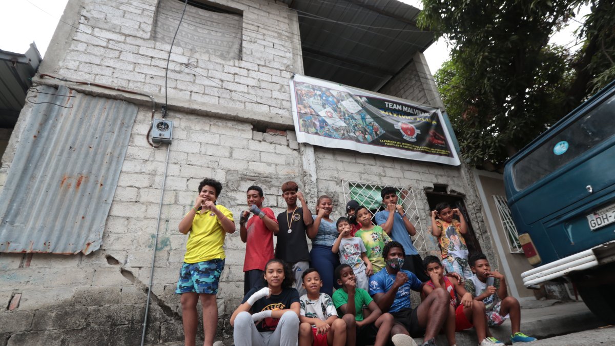 Parte de los chicos de Team Malvinas Boxing Semillero de Campeones junto a su mentor, Carlos Gruezo.