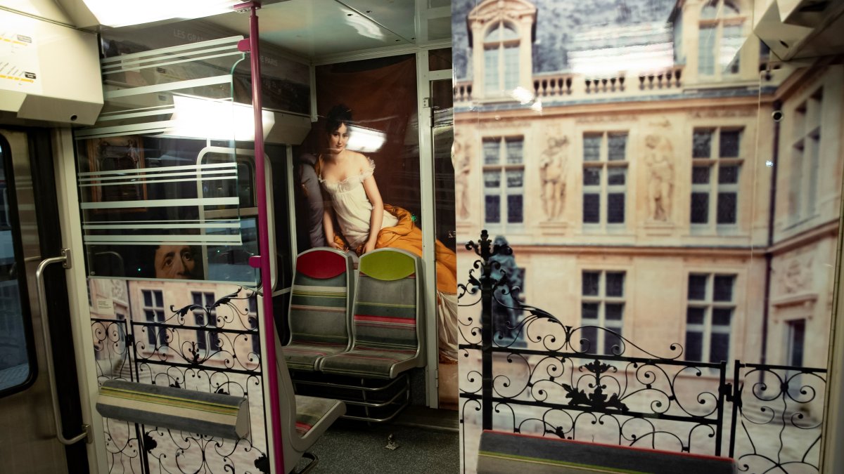 Vista de un los vagones de la linea C de los trenes de cercanías de París redecorado para promover la visita a varios museos de la ciudad.