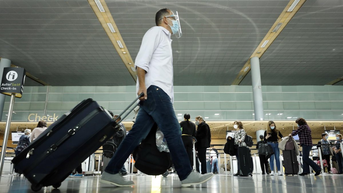 Referencial. Viajeros en el aeropuerto.