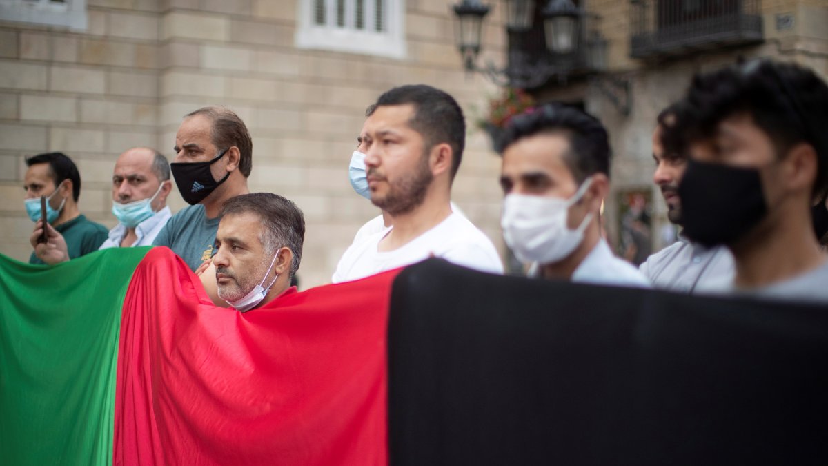 Periodistas afganos denuncian la evacuación de miles con documentos falsos.