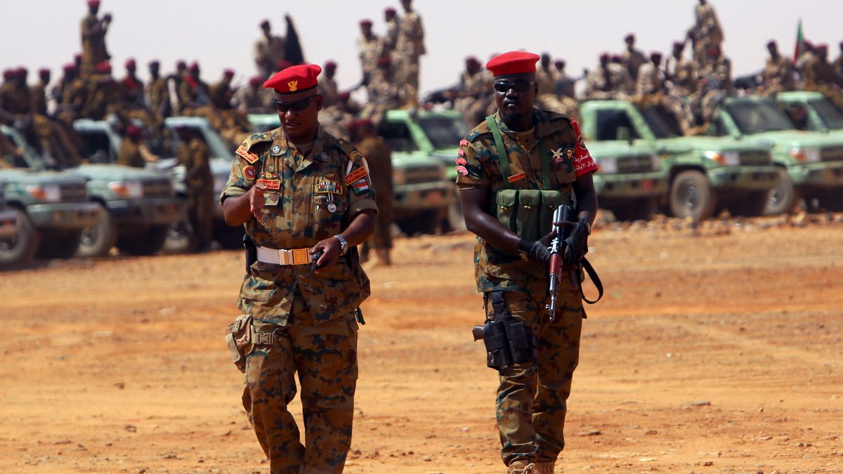 Imagen de archivo de unos soldado sudaneses en unas maniobras militares en Omdurman, el pasado mes de mayo.