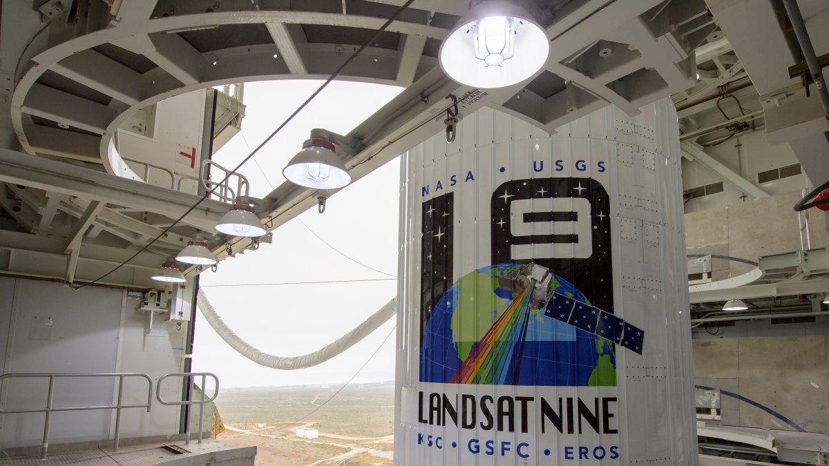 Fotografía cedida por la NASA que muestra un cohete Atlas V el nuevo satélite del programa Landsat en la Base de la Fuerza Espacial Vandenberg (California), este 26 de septiembre de 2021.