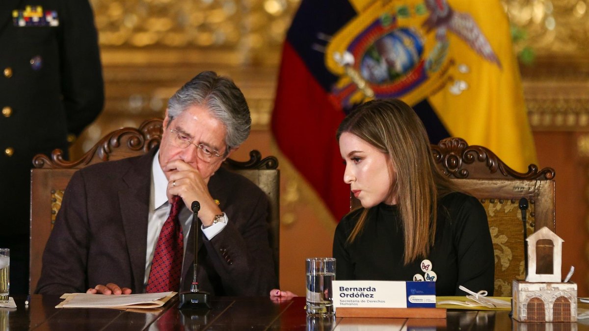 El presidente Guillermo Lasso (i), junto a la secretaria de Derechos Humanos, Bernarda Ordóñez (d), participan hoy lunes, en la ceremonia de activación del Sistema Nacional de Erradicación de la Violencia de Género, en donde el mandatario afirmó que