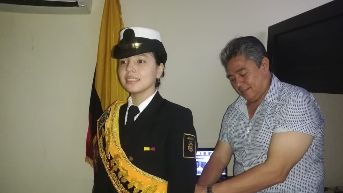 La cadete Angelina  Valderrama Álvarez es la abanderada de la Academia Naval Altamar.