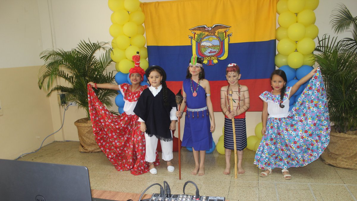 Los estudiantes acudieron al colegio para participar en el evento cultural.