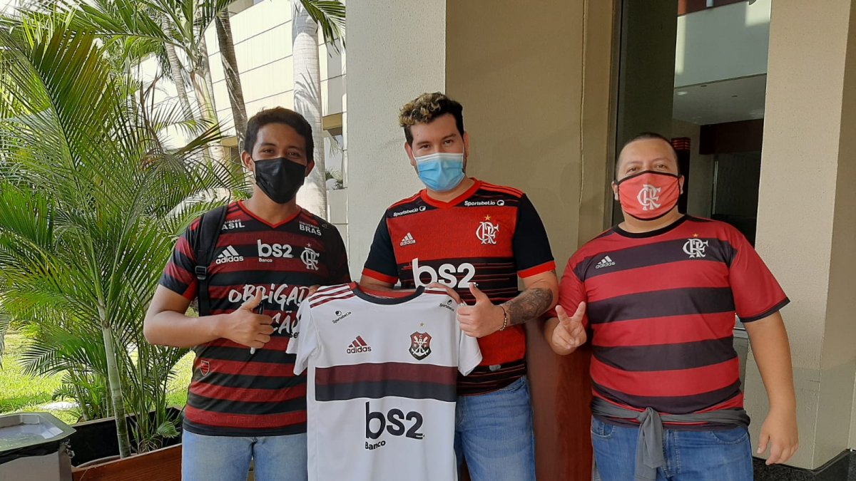 Tres hinchas de Flamengo esperaron por sus ídolos, pero no se dejaron ver.