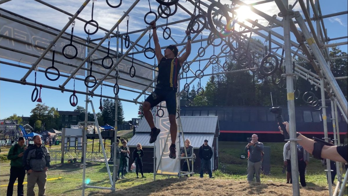 Fernando Valenzuela en uno de los obstáculos que fueron parte del Mundial.