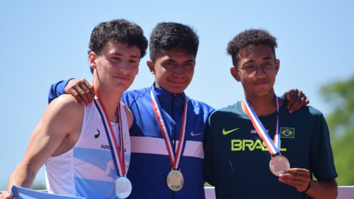 Wilson Navarrete (c) se consagró en los 2.000 m con obstáculos.