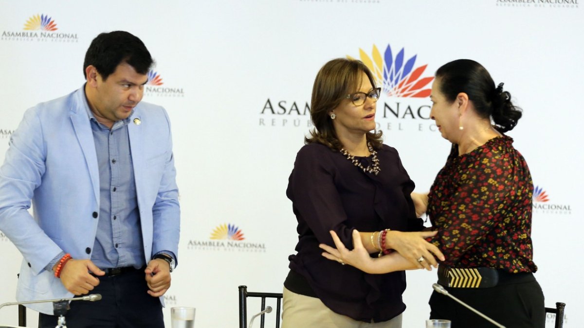 Entrega. Patricia Ochoa, viuda de Jorge Gabela, durante la entrega del informe sobre la muerte de su esposo.