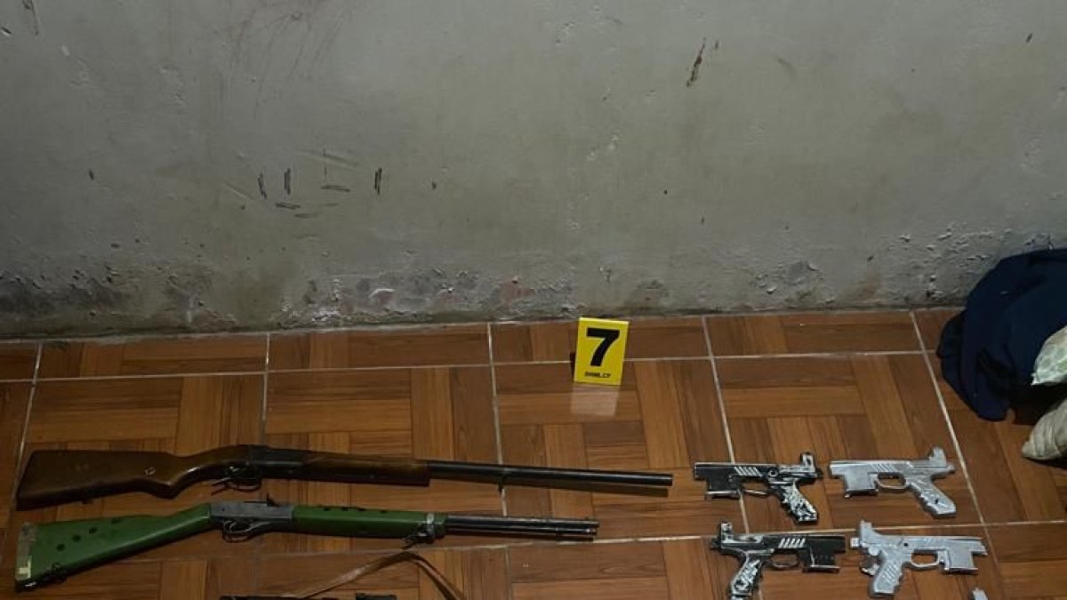 Evidencias. Armas y municiones se incautaron en la acción militar.