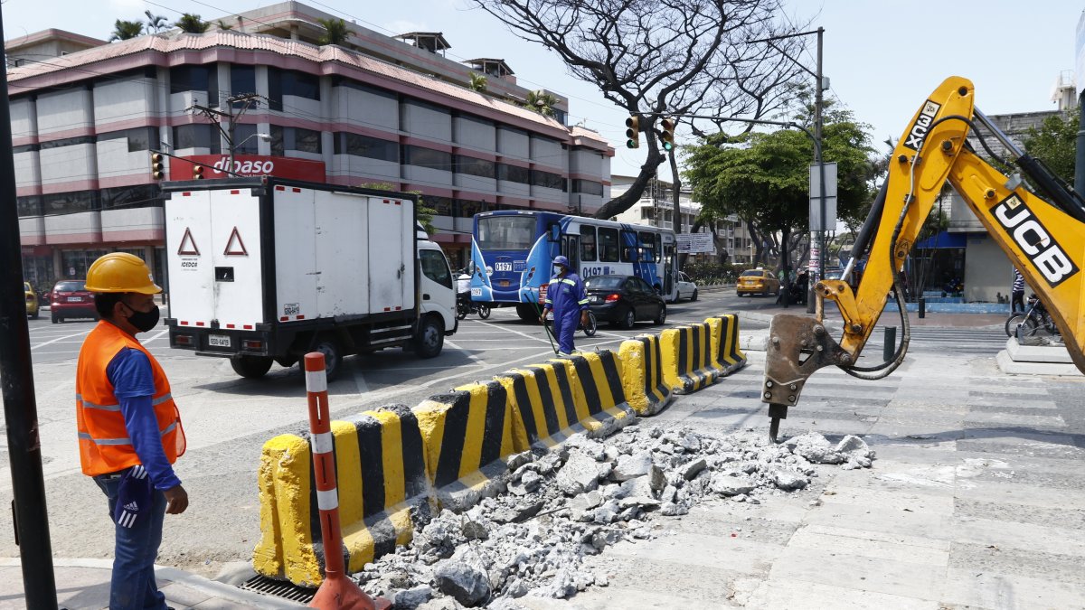Labores. Ayer por la mañana iniciaron los trabajos en la Rodolfo Baquerizo, que se extenderán por seis meses.
