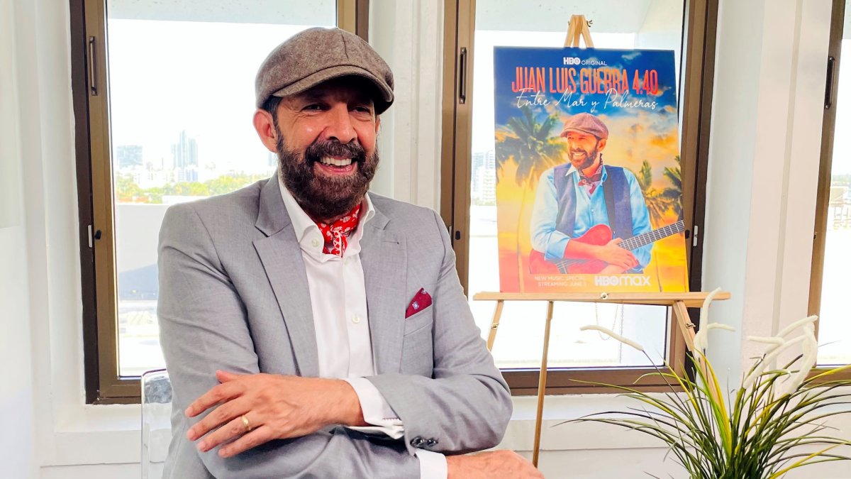 Imagen de archivo del artista dominicano Juan Luis Guerra posa durante una rueda de prensa sobre el lanzamiento del documental 