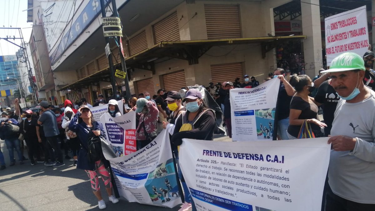 Con tambores, cacerolas, cornetas, megáfonos y carteles, piden a la Alcaldía de Guayaquil que les den una respuesta.