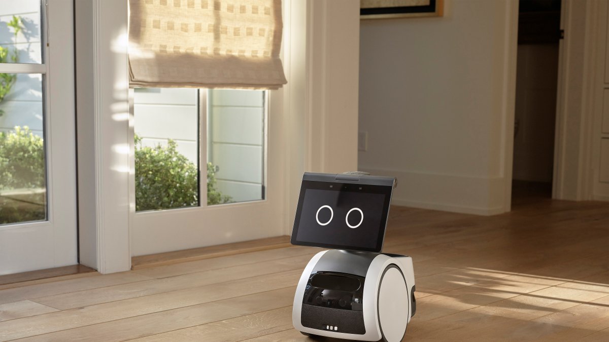 Fotografía cedida por Amazon donde se muestra su pequeño robot Astro mientras pase por una casa.
