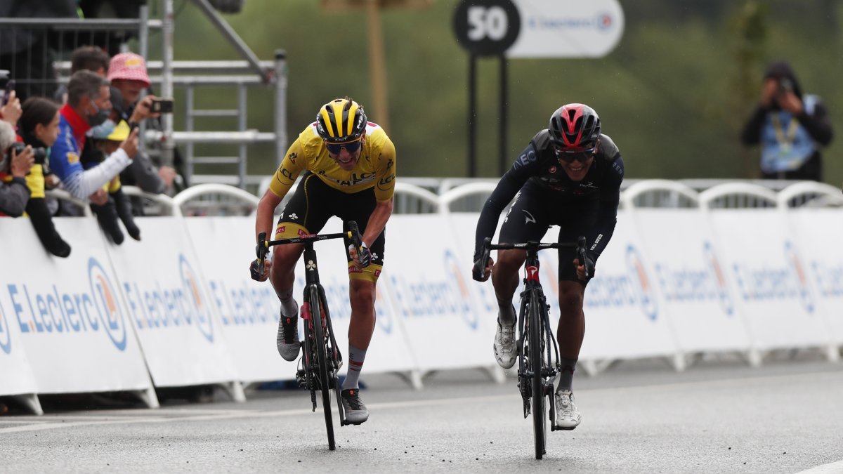 El esloveno Tadej Pogacar del UAE-Team Emirates y el ecuatoriano Richard Carapaz (d) del Ineos Grenadiers durante la última disputa del Tour de Francia 2021. 